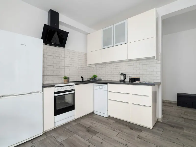 Bright Apartment with Balcony | Parking, Close to Airport – photo 3