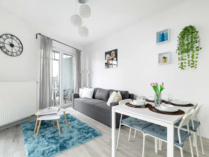 Bright Apartment with Balcony | Parking, Close to Airport – photo 1