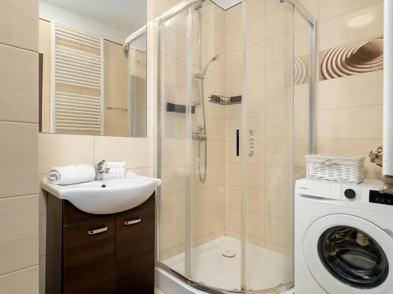 Bright Apartment with Balcony | Parking, Close to Airport – photo 4