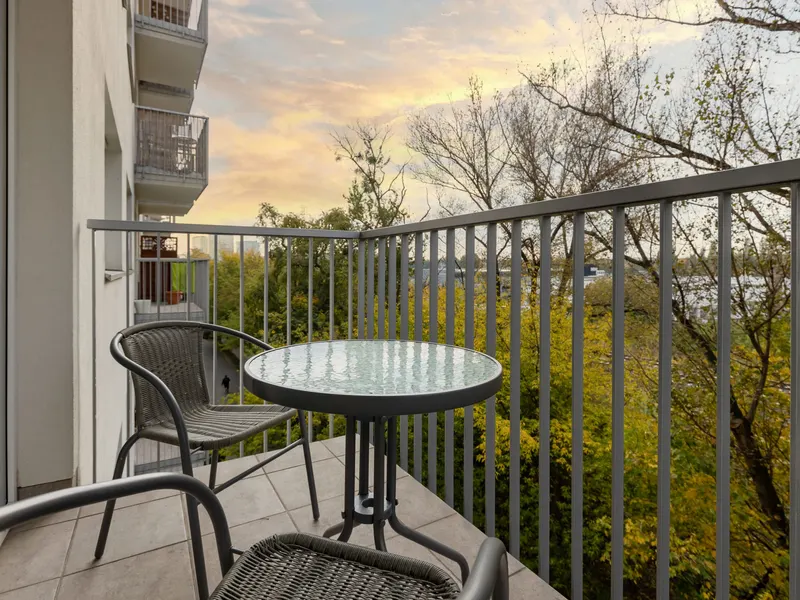 Modern Apartment with Balcony | Close to the Metro – photo 4
