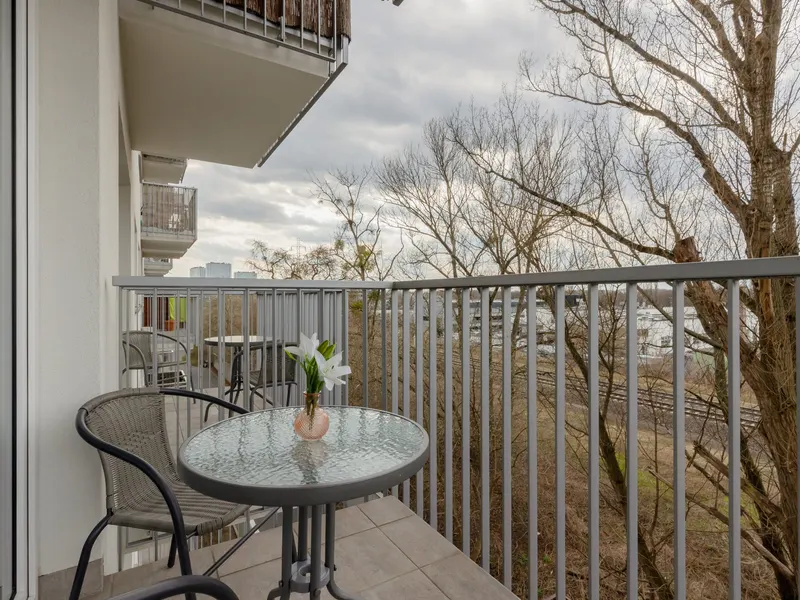 Słoneczny Apartament | Balkon, Smart TV, Blisko Metra – zdjęcie 4