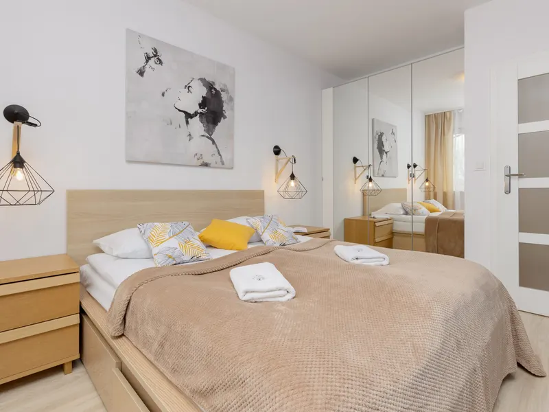 Słoneczny Apartament | Balkon, Smart TV, Blisko Metra – zdjęcie 2