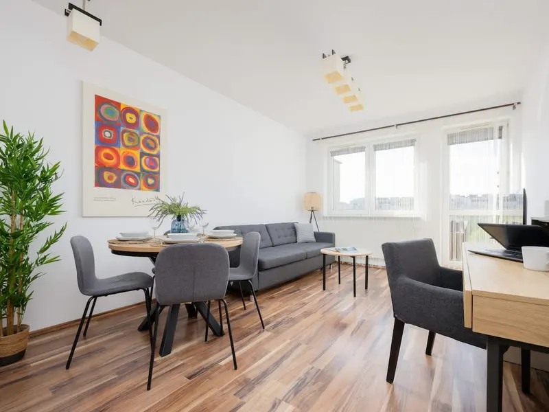 Stylish Apartment | Balcony, Parking and Workspace – photo 4