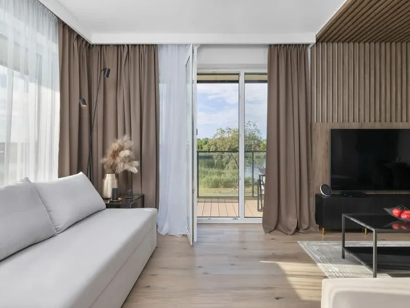 Geräumiges Apartment mit Blick auf den Fluss | Pool & Spa, Parkplatz – Foto 1