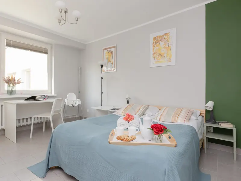 Przestronny Apartament | 2 Sypialnie, Balkon, Blisko Metra – zdjęcie 1