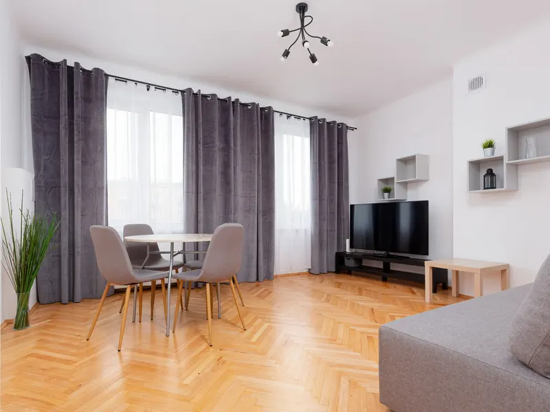 Przestronny Apartament na Pradze | Balkon i Miejsce do Pracy – zdjęcie 1