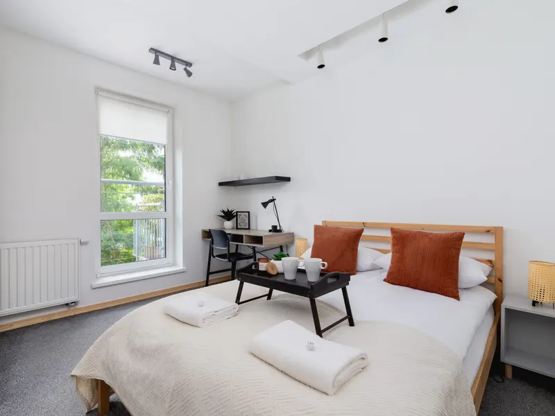 Modern Apartment with Balcony | Parking and Workspace – photo 2