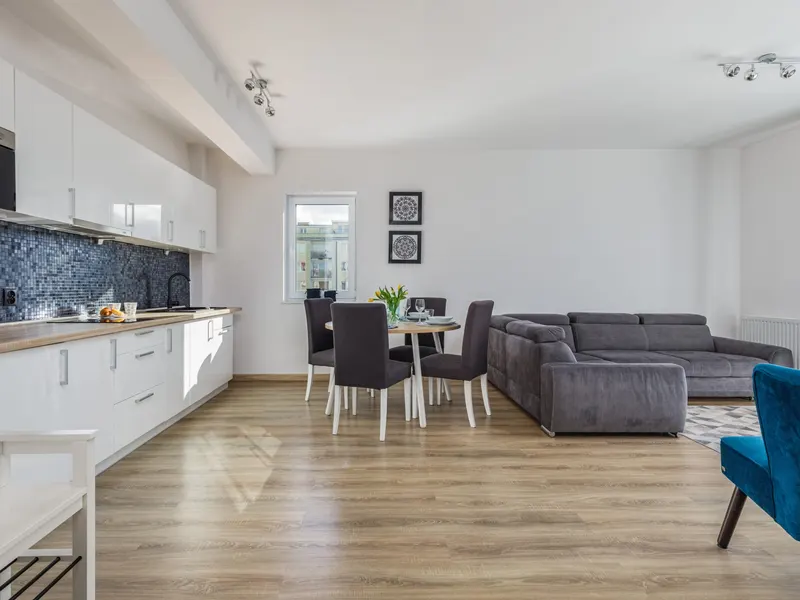 Komfortowy Apartament w Centrum | Balkon i Parking – zdjęcie 1
