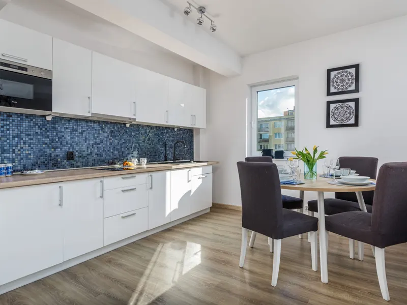 Komfortowy Apartament w Centrum | Balkon i Parking – zdjęcie 5
