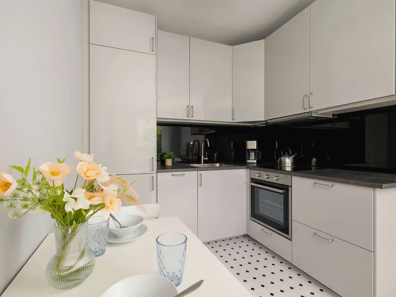 Stilvolle Wohnung im Zentrum | Parkplatz und Balkon – Foto 3