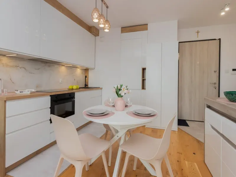 Stilvolles Appartement mit Balkon | Parkplatz | Klimaanlage – Foto 3