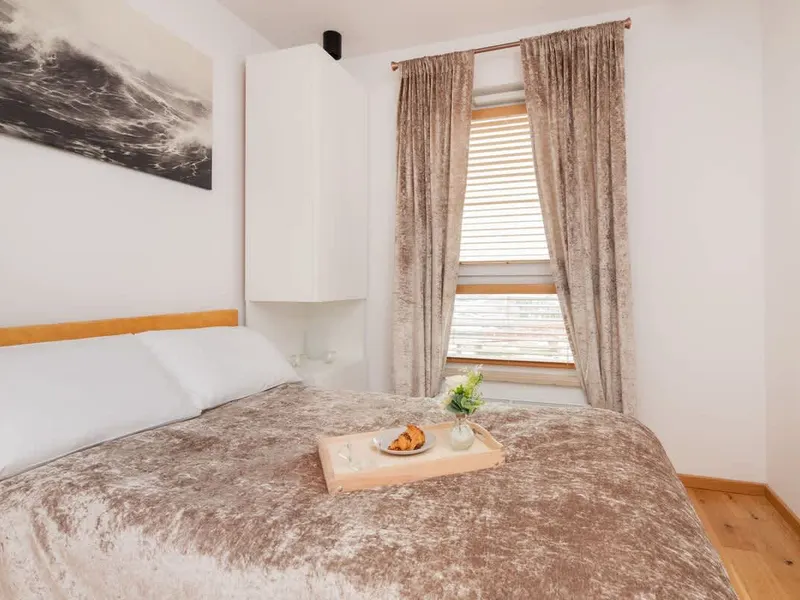 Stilvolles Appartement mit Balkon | Parkplatz | Klimaanlage – Foto 2