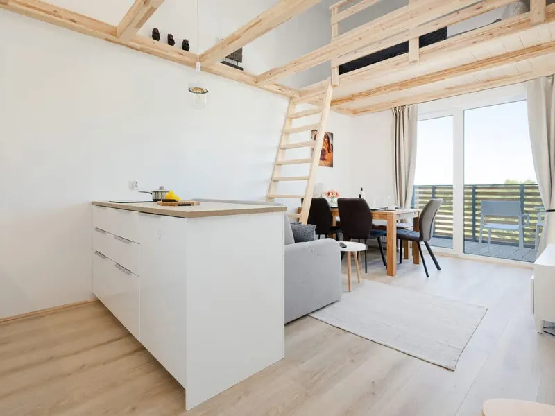 Jasny Apartament z Antresolą | Balkon, Parking, Blisko Plaży – zdjęcie 1