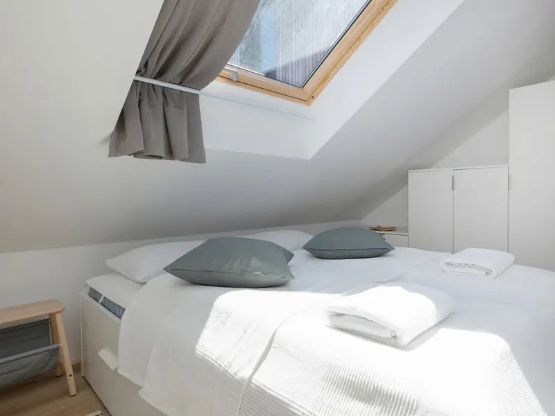 Jasny Apartament z Antresolą | Balkon, Parking, Blisko Plaży – zdjęcie 2