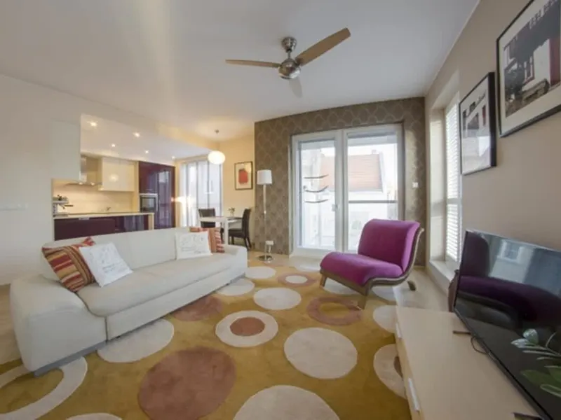 Stylish Apartment with Balcony | City and Downtown View – photo 1