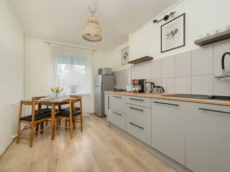 Stylowy Apartament z Balkonem | 2 km do Rynku Wrocławskiego – zdjęcie 3