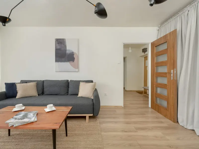 Stylowy Apartament z Balkonem | 2 km do Rynku Wrocławskiego – zdjęcie 1