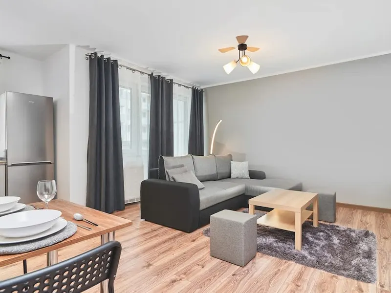 Nowoczesny Apartament w Centrum | Balkon i Parking – zdjęcie 1