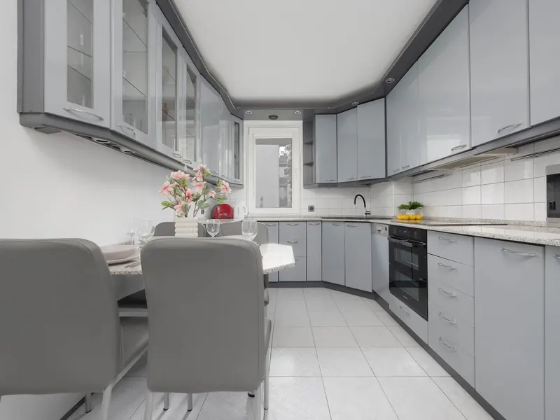 Spacious Apartment | Air Conditioning, Balcony, close to the Stadium – photo 3