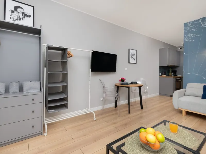 Modernes Studio im Zentrum | Balkon und Arbeitsraum – Foto 2
