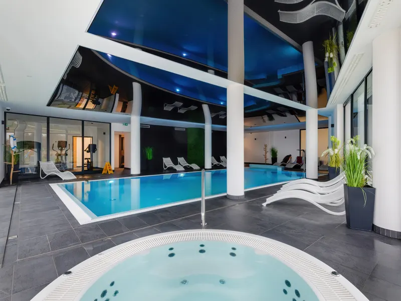 Stylish Apartment with Balcony | Pool, Spa and Parking – photo 1