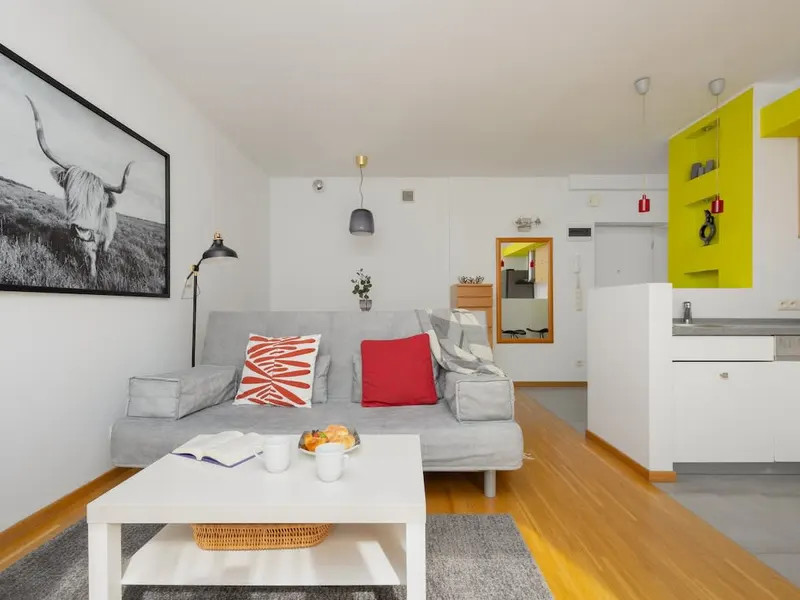 Kolorowy Apartament z Balkonem | Blisko Stacji Metra – zdjęcie 1