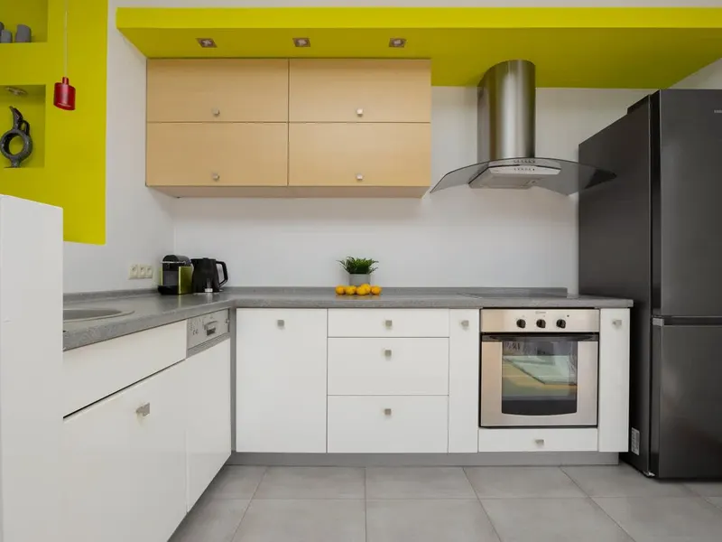 Kolorowy Apartament z Balkonem | Blisko Stacji Metra – zdjęcie 2