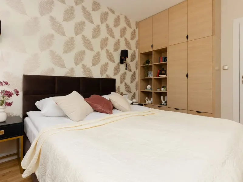 Stilvolle Wohnung mit Balkon | Parkplatz | Arbeitsplatz – Foto 2