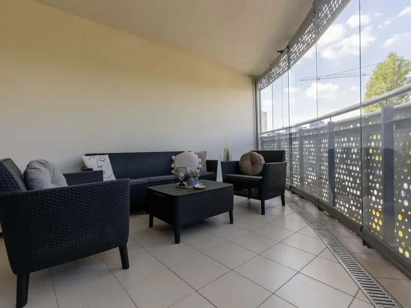 Stilvolle Wohnung mit Balkon | Parkplatz | Arbeitsplatz – Foto 3