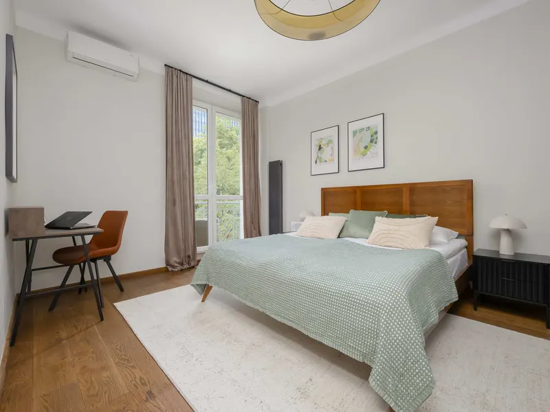 Klimatisierte Wohnung im Zentrum | Arbeitstisch | Badewanne – Foto 2