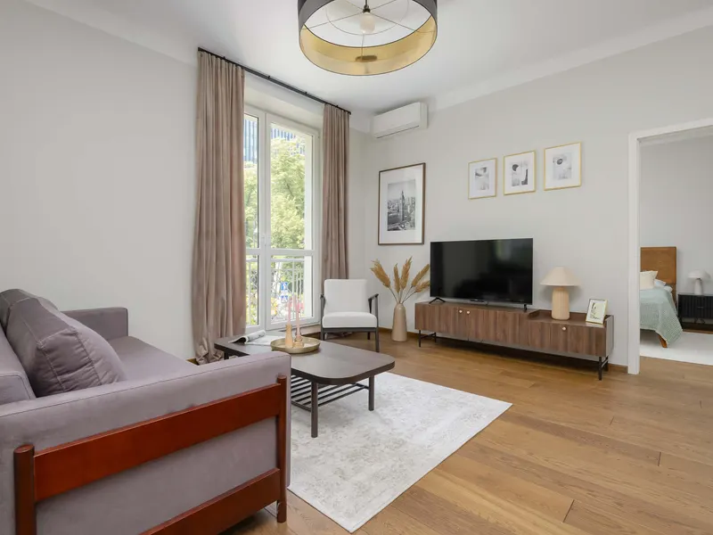 Klimatisierte Wohnung im Zentrum | Arbeitstisch | Badewanne – Foto 4