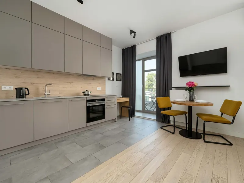 Przytulne Studio we Wrocławiu | Balkon i Miejsce do Pracy – zdjęcie 2