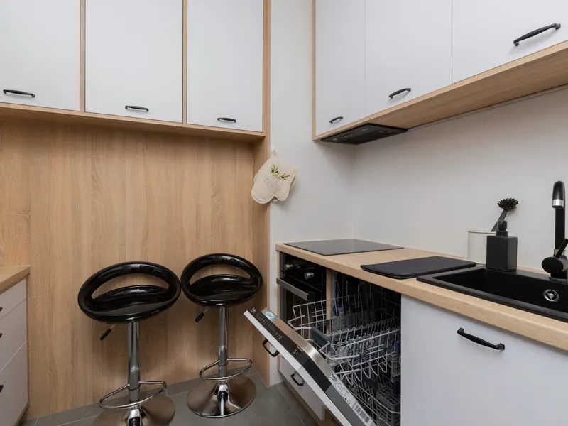 Geräumige Wohnung mit 2 Schlafzimmern und Balkon im Zentrum von Gdynia – Foto 3