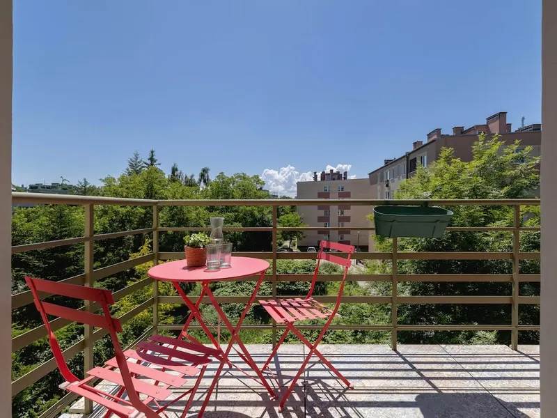 Compact Apartment with Balcony | Close to Convention Center – photo 5