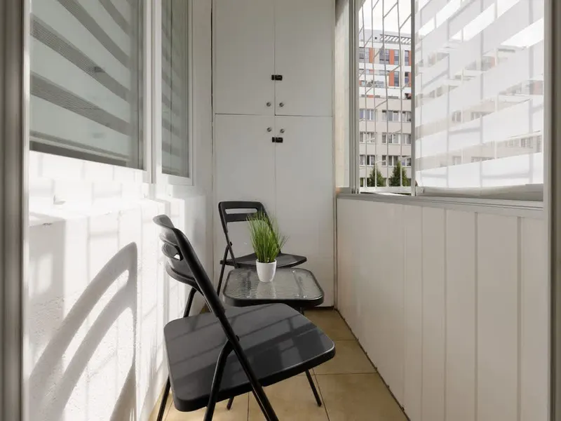 Elegant Apartment in the Center | Balcony and Workspace – photo 4