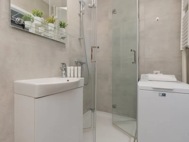 Elegant Apartment in the Center | Balcony and Workspace – photo 5
