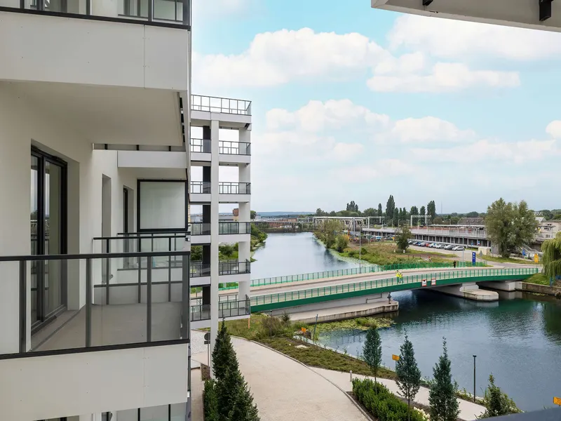 Modern Apartment | Water View, Balcony and Parking – photo 2