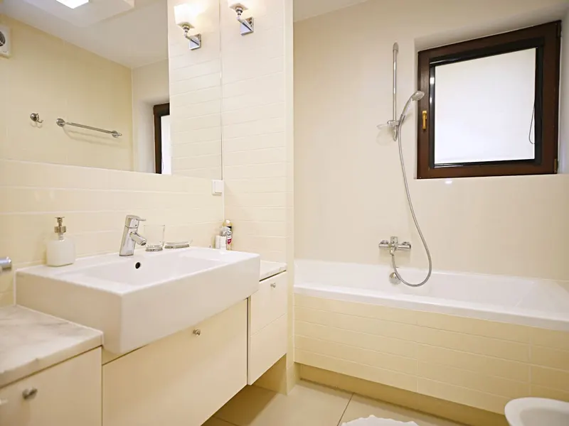 Przestronny Apartament | Parking, Wanna, Balkon, 2 Łazienki – zdjęcie 4