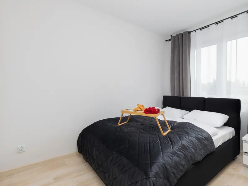 Elegancki Apartament z Balkonem | Prywatny Parking – zdjęcie 2