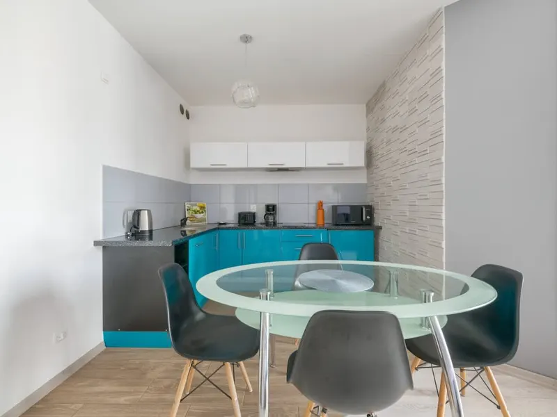 Klassisches Apartment im Zentrum | Balkon und Parkplatz – Foto 2