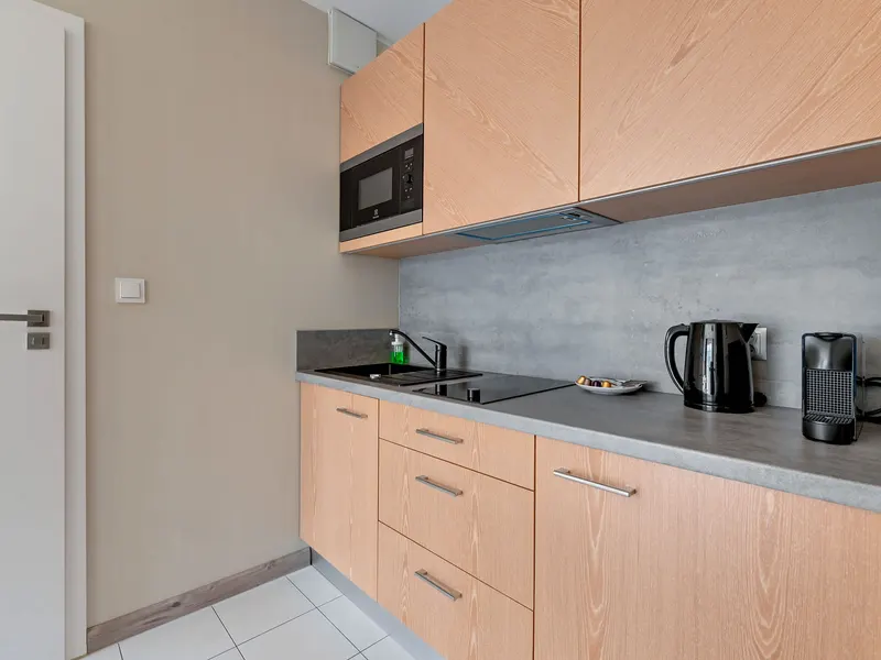 Modernes Studio im Zentrum | Balkon und Privatparkplatz – Foto 2