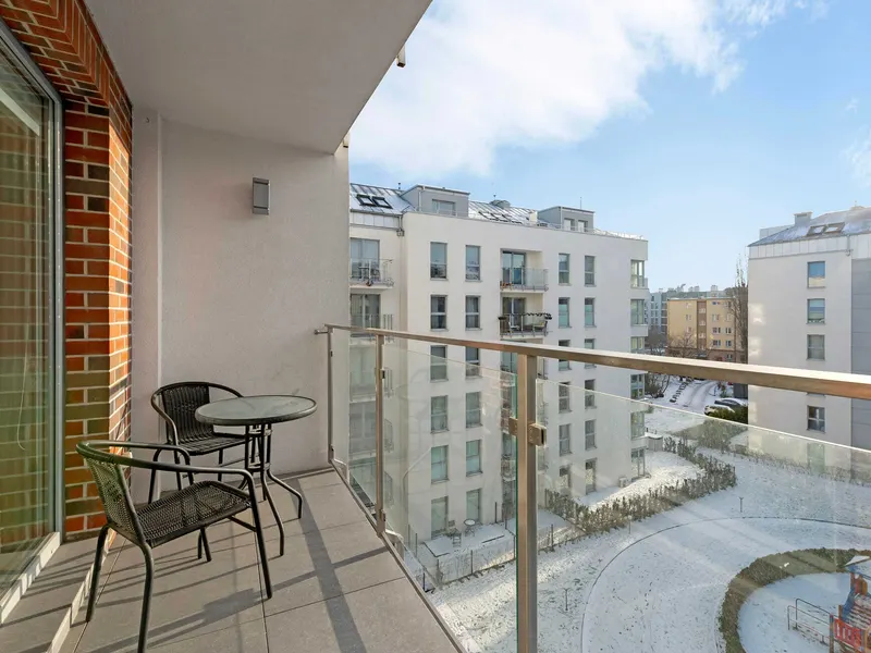 Modernes Studio im Zentrum | Balkon und Privatparkplatz – Foto 3