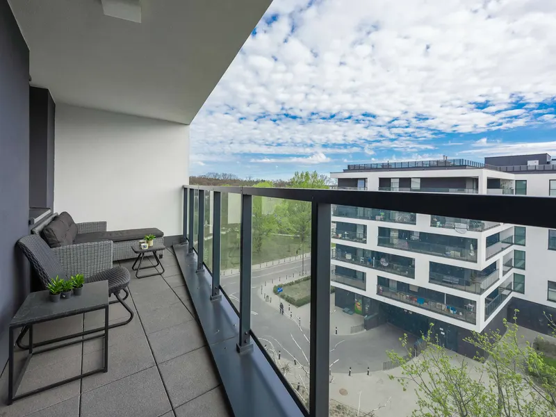 Modern Apartment with Balcony | Parking, Workspace – photo 5
