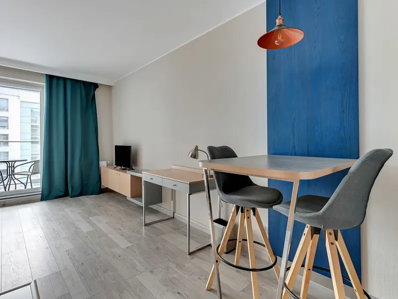 Modernes Studio im Zentrum | Balkon und Arbeitsraum. – Foto 2