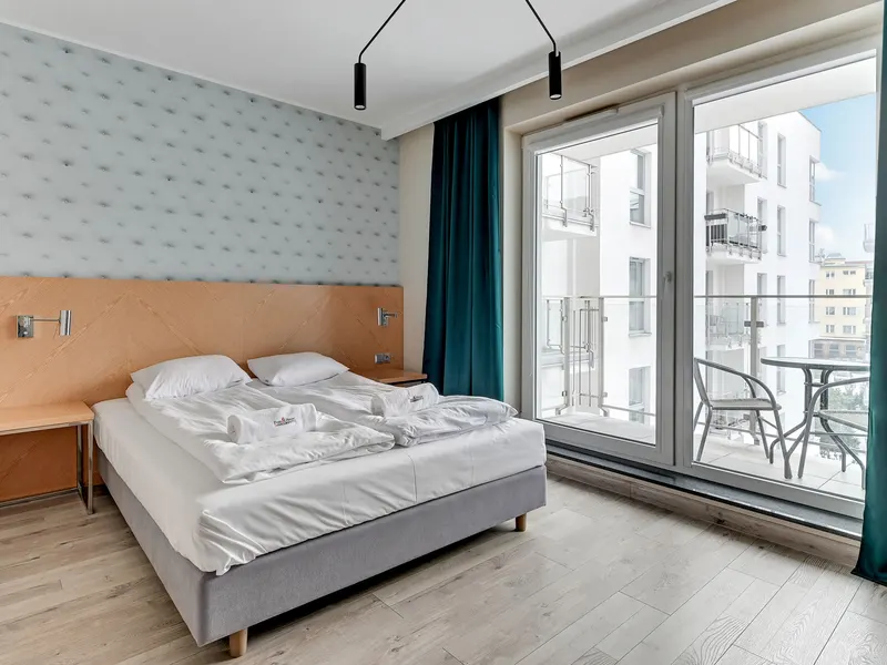 Modernes Studio im Zentrum | Balkon und Arbeitsraum. – Foto 1