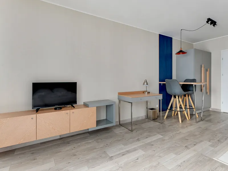Modernes Studio im Zentrum | Balkon und Arbeitsraum. – Foto 5