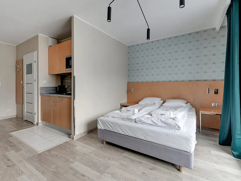 Modernes Studio im Zentrum | Balkon und Arbeitsraum. – Foto 4
