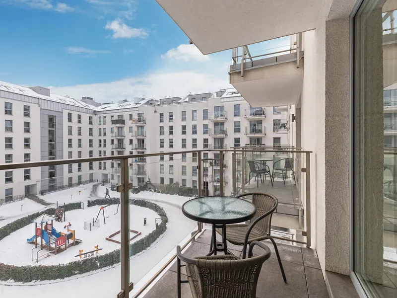 Modernes Studio im Zentrum | Balkon und Arbeitsraum. – Foto 3