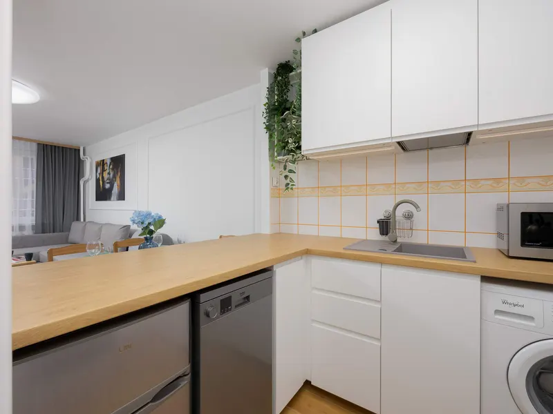 Tasteful Apartment in the Center | Air Conditioning, Balcony – photo 4