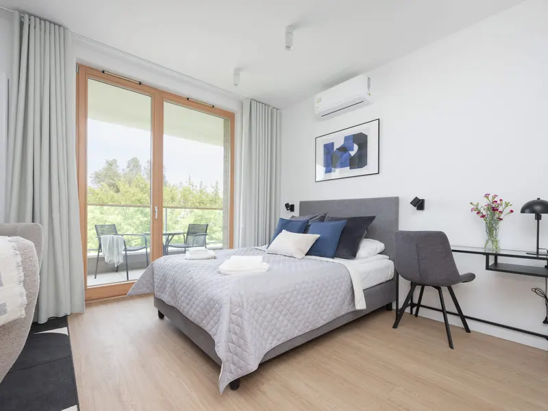 Nowoczesne Studio z Klimatyzacją | Balkon | Wygodne Miejsce do Pracy – zdjęcie 1